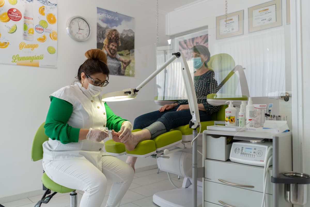 Pedicure z peelingiem i masażem stóp